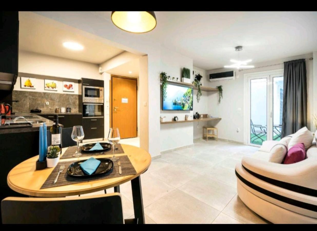 Romantic Jacuzzi Apartment Athens Exterior photo