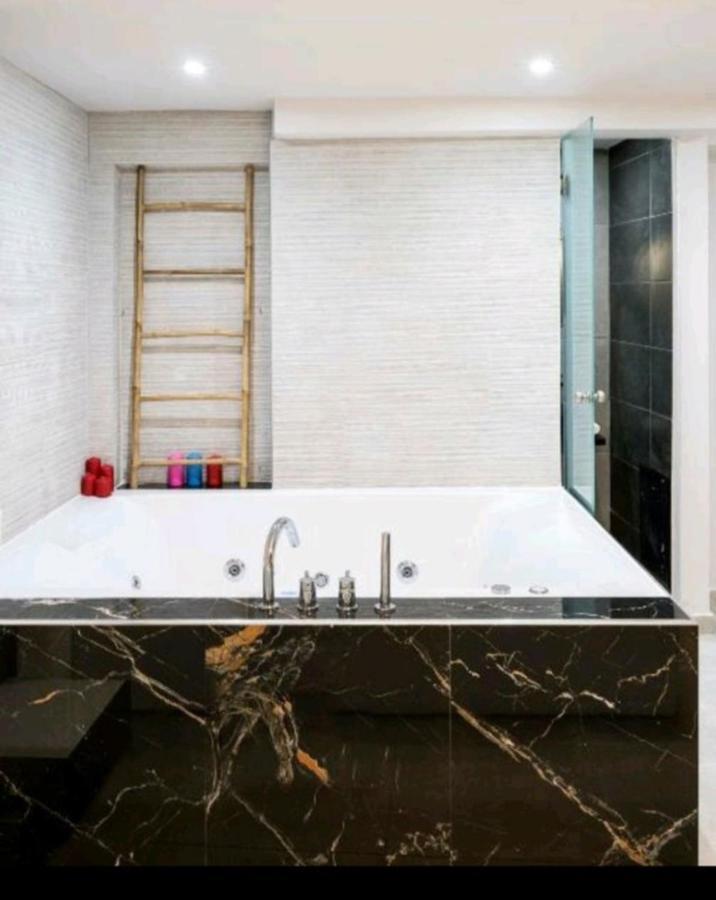 Romantic Jacuzzi Apartment Athens Exterior photo